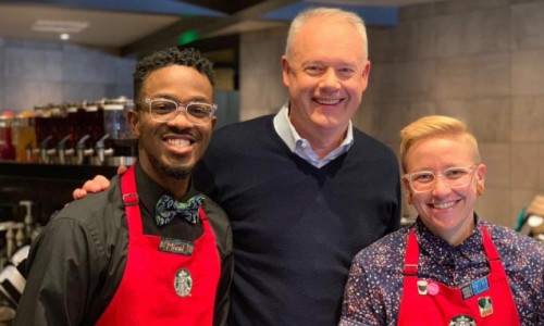 Cổ đông phản đối Tổng giám đốc Starbucks vì lương, thưởng quá cao