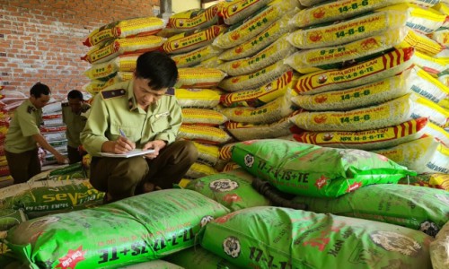 Gia Lai: Tạm giữ hơn 3,6 tấn phân bón hết hạn sử dụng