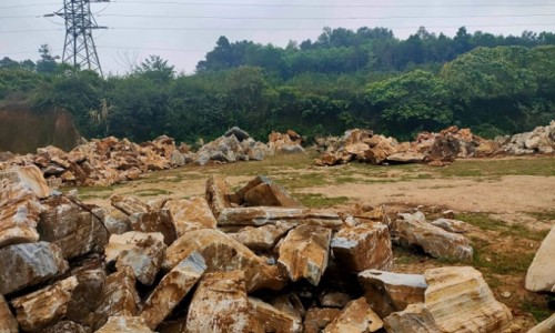 Nghệ An: Đấu giá đá cổ thạch tập kết không rõ nguồn gốc