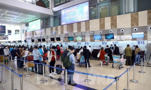 Tăng phí với khách đi máy bay từ ngày 9/5