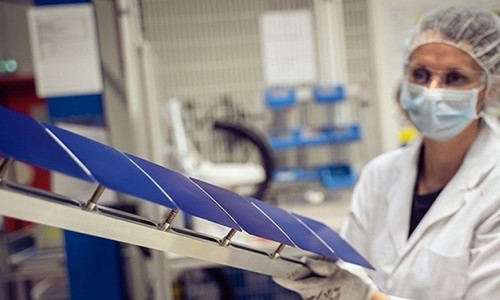 Công nghệ pin mặt trời mới có thể dán trực tiếp lên mái nhà