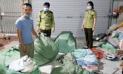 Hà Nội: Thu giữ số lượng lớn áo chống nắng giả mạo nhãn hiệu