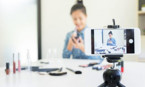 Giữa đại dịch covid-19, bùng nổ livestream bán hàng giả hàng nhái