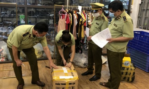 Tuyên Quang phát hiện cơ sở kinh doanh hàng giả mạo Nike, Adidas