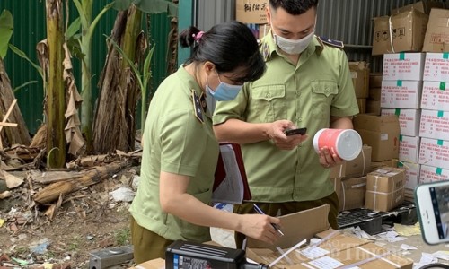 Hà Nội: Bắt giữ số lượng lớn nguyên liệu trà sữa không rõ xuất xứ