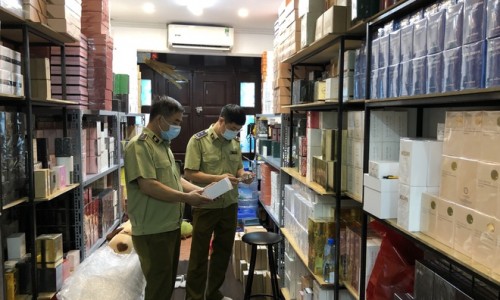 Hà Nội: Đột kích cửa hàng nước hoa "khủng" tại 91 Hàng Gà