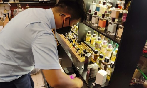 Đà Nẵng: Phát hiện cơ sở ngụy trang quán nước đế bán nước hoa không rõ xuất xứ