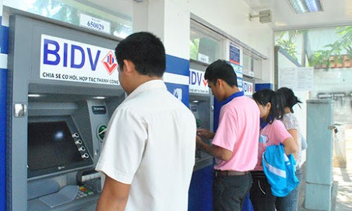 Yêu cầu giảm phí giao dịch trên ATM, POS, chuyển khoản liên ngân hàng