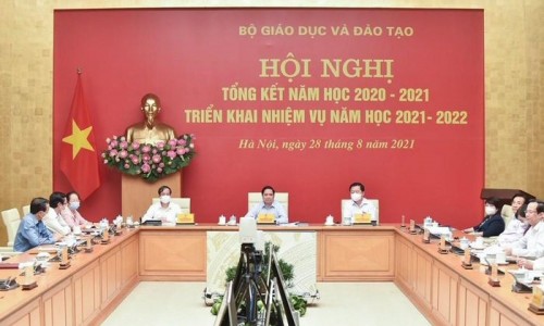 Thủ tướng yêu cầu xem xét tiêm vaccine để học sinh sớm được trở lại trường