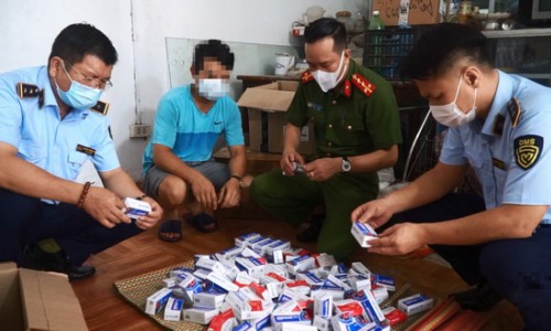 Hà Nội: Gom thuốc điều trị Covid-19 trôi nổi về bán giá cao