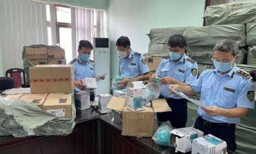 Hà Nội: Đột kích kho hàng khổng lồ, thu hơn 400.000 sản phẩm y tế nghi làm giả