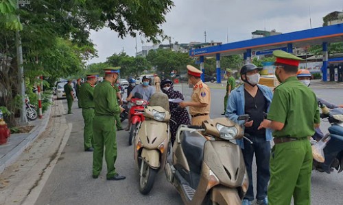 Hà Nội: 19 quận, huyện không kiểm soát giấy đi đường