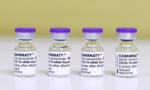 Pfizer phản hồi về lô vaccine chứa chất lạ tại Nhật Bản