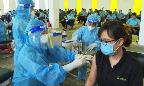 Bộ Y tế yêu cầu các tỉnh thành sẵn sàng tiêm vaccine COVID-19 số lượng lớn