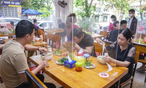 Hà Nội cho phép mở lại quán ăn và taxi