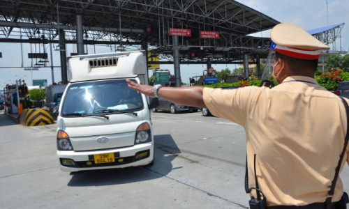 Tại sao Hà Nội chưa bỏ 22 chốt kiểm soát xe ra, vào thành phố?