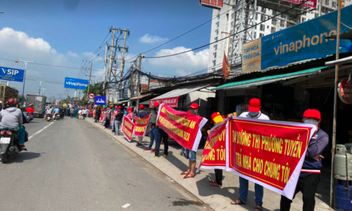Hơn 200 khách mua dự án Roxana Plaza căng băng rôn để đòi nhà