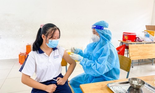 Hà Nội: Bắt đầu tiêm vaccine Pfizer cho trẻ từ 15-17 tuổi