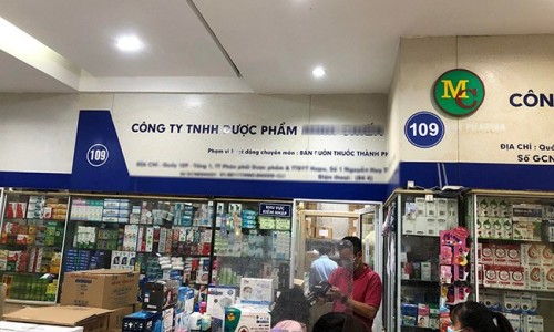 Thu giữ nhiều sản phẩm bảo vệ sức khỏe nghi hàng giả, hàng nhái tại chợ thuốc lớn nhất Thủ đô