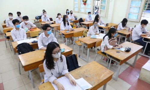 Thủ tướng: Cho học sinh từ 12 tuổi đi học trực tiếp sớm nhất có thể sau Tết Nguyên đán