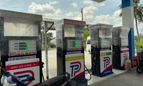 Phát hiện một cây xăng “găm hàng” cả ngàn lít không bán