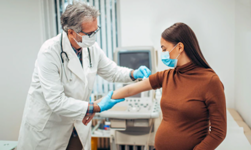 Tiêm vaccine Covid-19 trong thai kỳ có thể bảo vệ cả mẹ và thai nhi