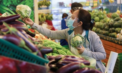 Giá xăng dầu 'neo đỉnh' kéo theo giá rau xanh, thực phẩm tăng 'sốc'