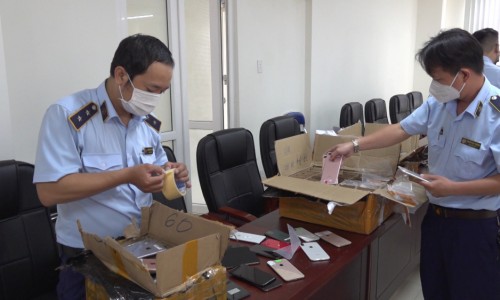Thu giữ hơn 500 iPhone đã qua sử dụng tại Ga Sài Gòn