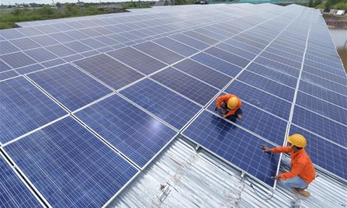 Sau mật ong, Mỹ lại khởi xướng điều tra tấm pin năng lượng mặt trời nhập từ Việt Nam