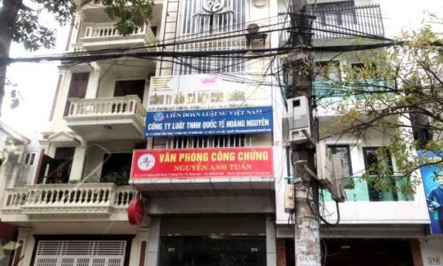 Bắt tạm giam 2 nhân viên Công ty Đấu giá hợp danh Hoàng Nguyên