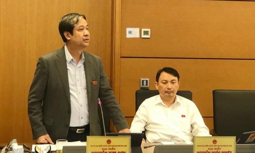 Vụ Sách giáo khoa 'khổ to, giấy tốt': Đừng để giá sách trở thành gánh nặng