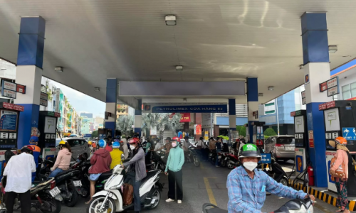 Chiều 13/6, giá xăng lập đỉnh vượt mốc 32.000 đồng/lít
