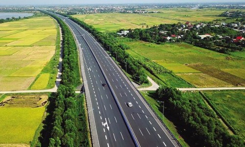 Chính phủ “thúc” triển khai sớm 3 tuyến cao tốc