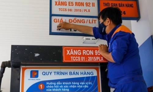 Giá xăng giảm, dầu tăng mạnh