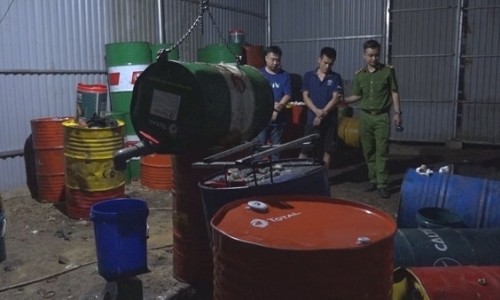 Khởi tố 3 đối tượng sản xuất, buôn bán dầu nhờn giả