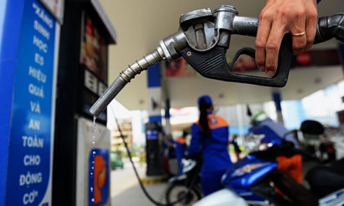 Tp.HCM: Người dân vẫn “chật vật” khi đổ xăng