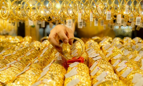 Giá vàng thế giới tăng nhẹ nhờ USD giảm