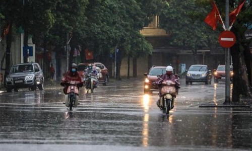 Miền Bắc mưa dông, miền Nam nắng nóng