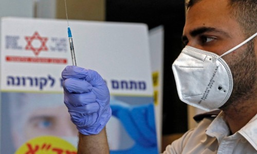 Nhà sản xuất vaccine COVID-19 liên kết với đối thủ để tăng tốc