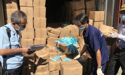 Kịp thời ngăn chặn nhiều lô găng tay bẩn từ Trung Quốc nhập khẩu vào Việt Nam
