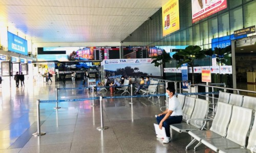 Tạm dừng nhập cảnh tại sân bay Tân Sơn Nhất