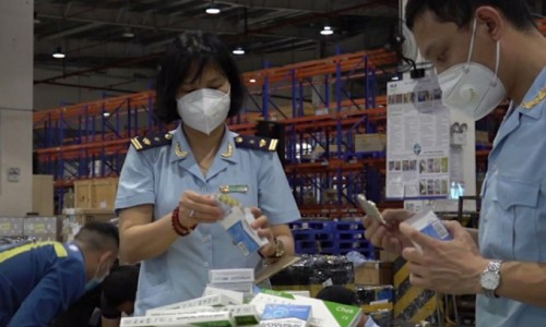 Bắt giữ lô thuốc lá điện tử, kit test nhanh Covid-19 nhập khẩu trái phép