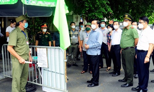 Bí thư Thành ủy Hà Nội Đinh Tiến Dũng: Cấp giấy đi đường nhanh, gọn, thực hiện giãn cách triệt để trong “vùng đỏ”