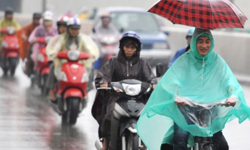 Không khí lạnh gây mưa ở Bắc Bộ, bão Kompasu giật cấp 11 chuẩn bị vào biển Đông
