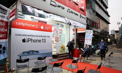 Giá iPhone 13 xách tay 'lao dốc không phanh' sau khi hàng chính hãng lên kệ