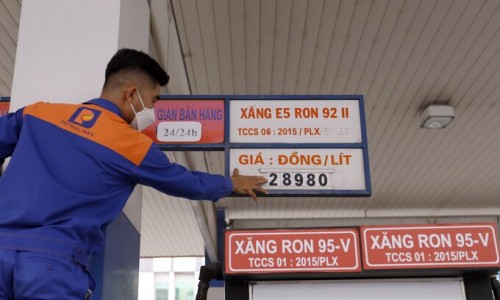 Giá xăng tăng khoảng 400 đồng/lít