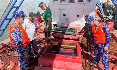 Bắt giữ tàu vận chuyển 500.000 lít dầu DO không rõ xuất xứ