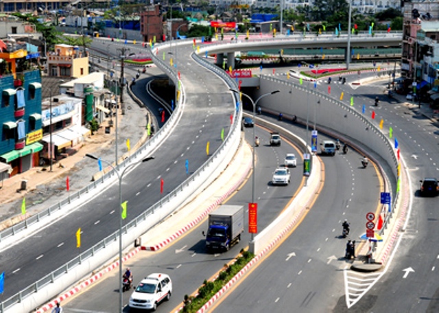 Tp.HCM tính thu hồi, bán đấu giá đất ven các đường mới mở
