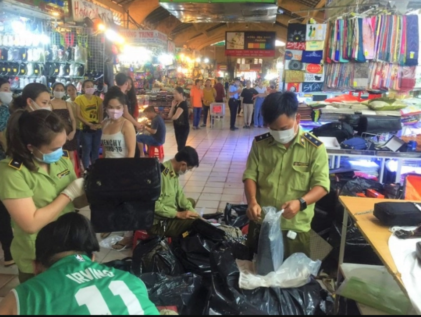 Chợ Bến Thành, Đồng Xuân và Shopee dính tai tiếng vì hàng giả