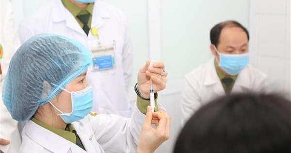 Hơn 900 nhân viên y tế Bệnh viện Bệnh nhiệt đới TP.HCM tiêm vắc xin đợt đầu